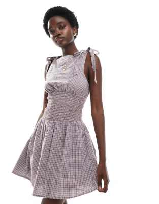 Cotton On - Lola - Minikleid mit gebundenen Trägern und Karomuster-Braun