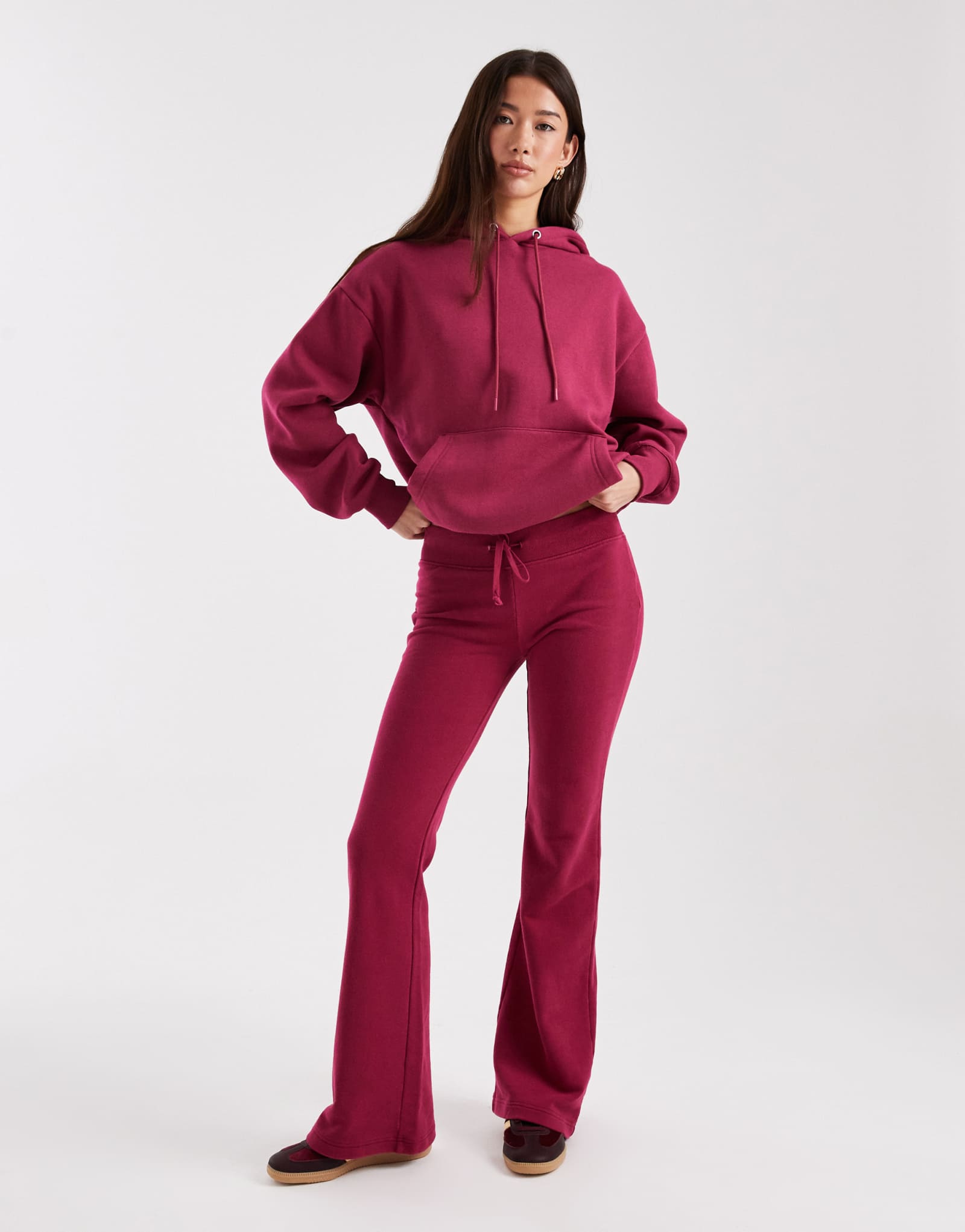 Спортивные брюки-ботильоны из хлопка с низкой посадкой цвета темного лотоса - часть комплекта