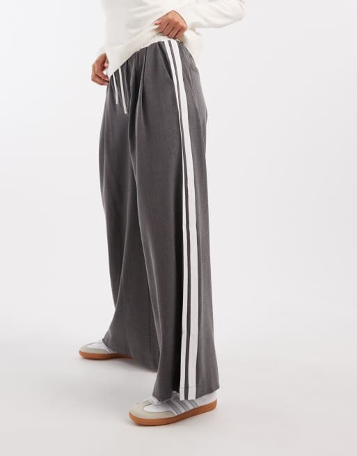 Cotton On – Luis – Anzug-Schlupfhose in Anthrazit mit sportlichen Seitenstreifen, 2 von 5