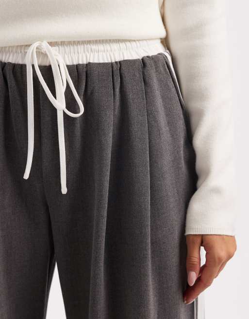 Cotton On – Luis – Anzug-Schlupfhose in Anthrazit mit sportlichen Seitenstreifen, 3 von 5