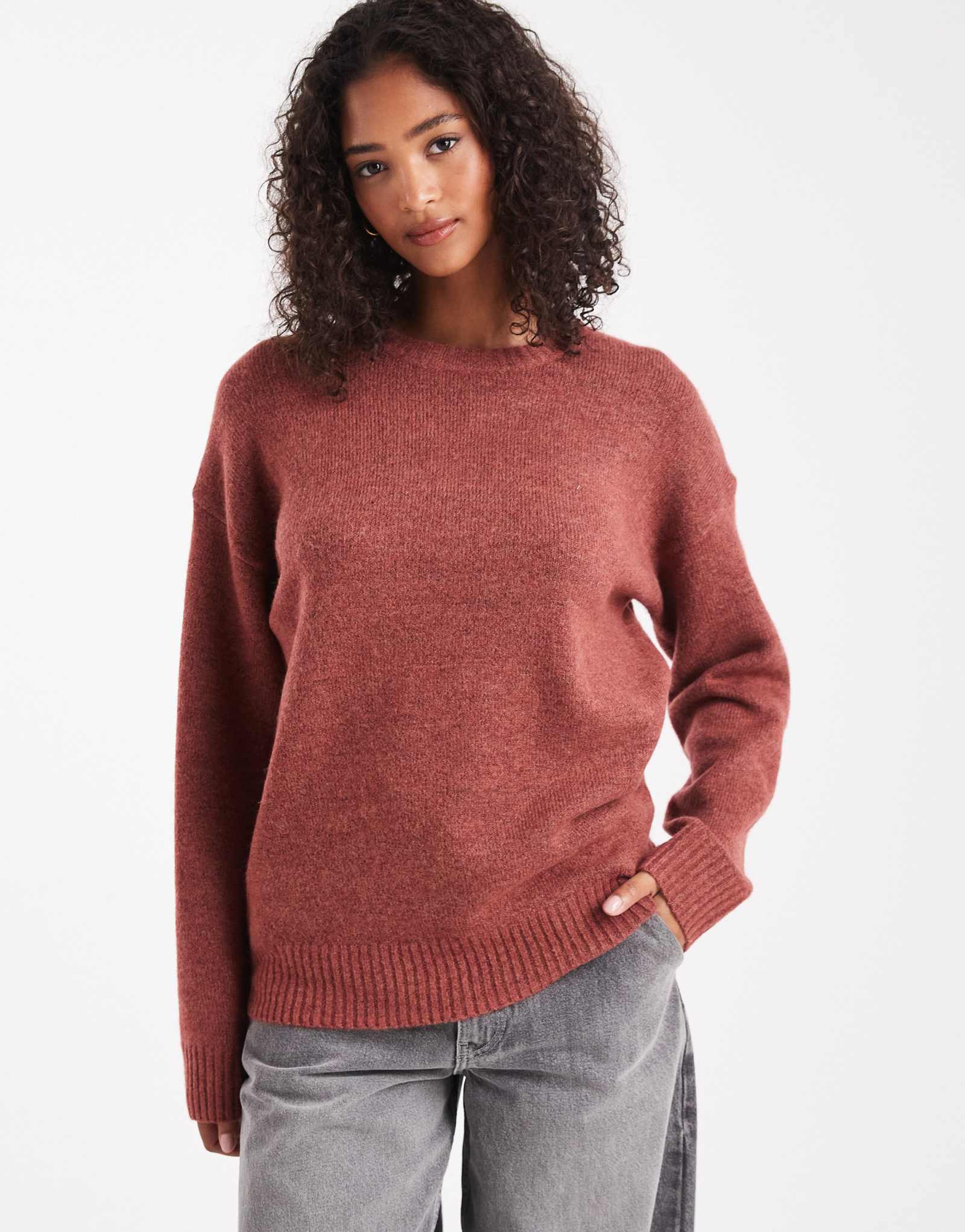 Роскошный свитер с круглым вырезом из хлопка цвета ржавой глины