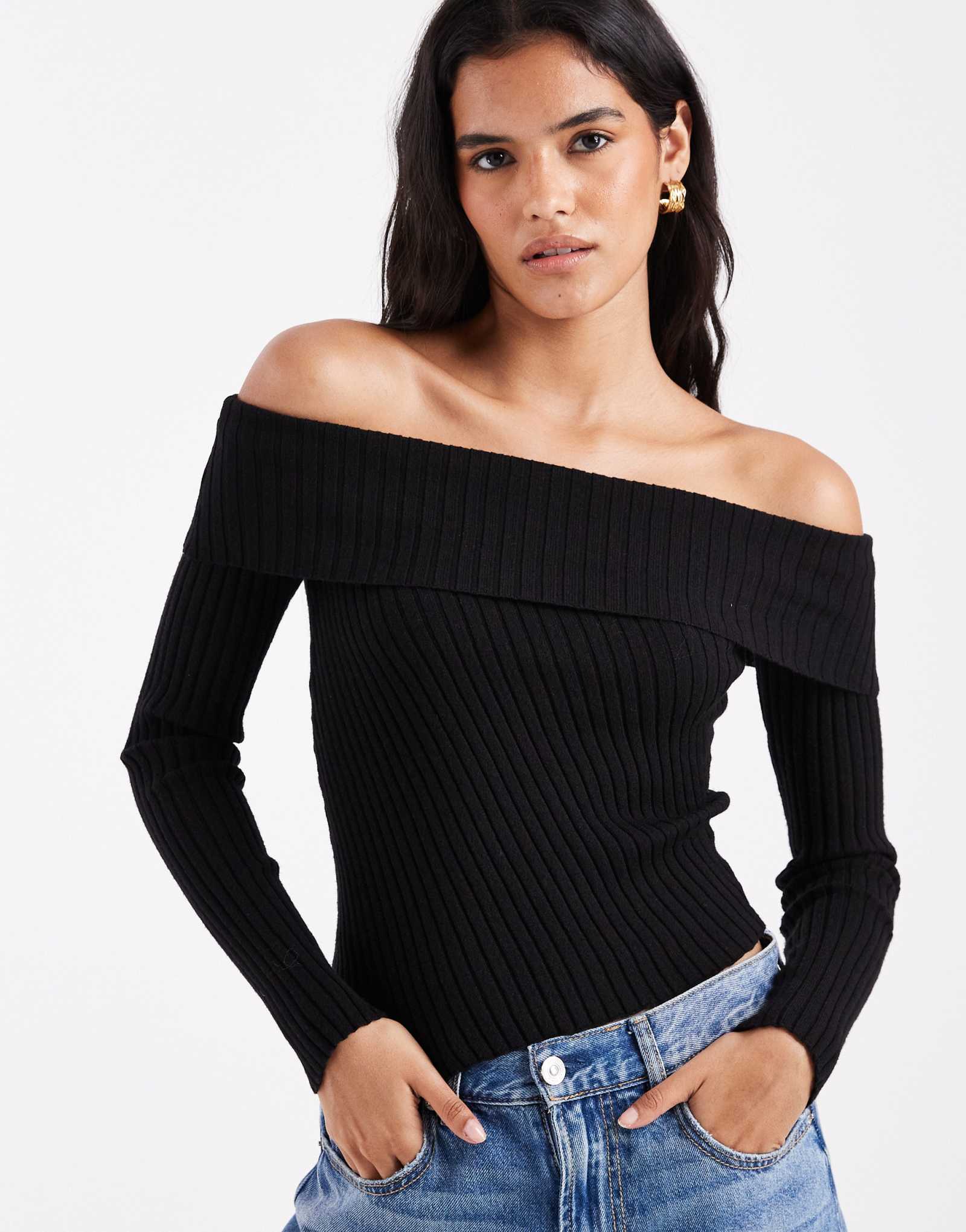 Роскошный вязаный свитер с открытыми плечами из хлопка черного цвета