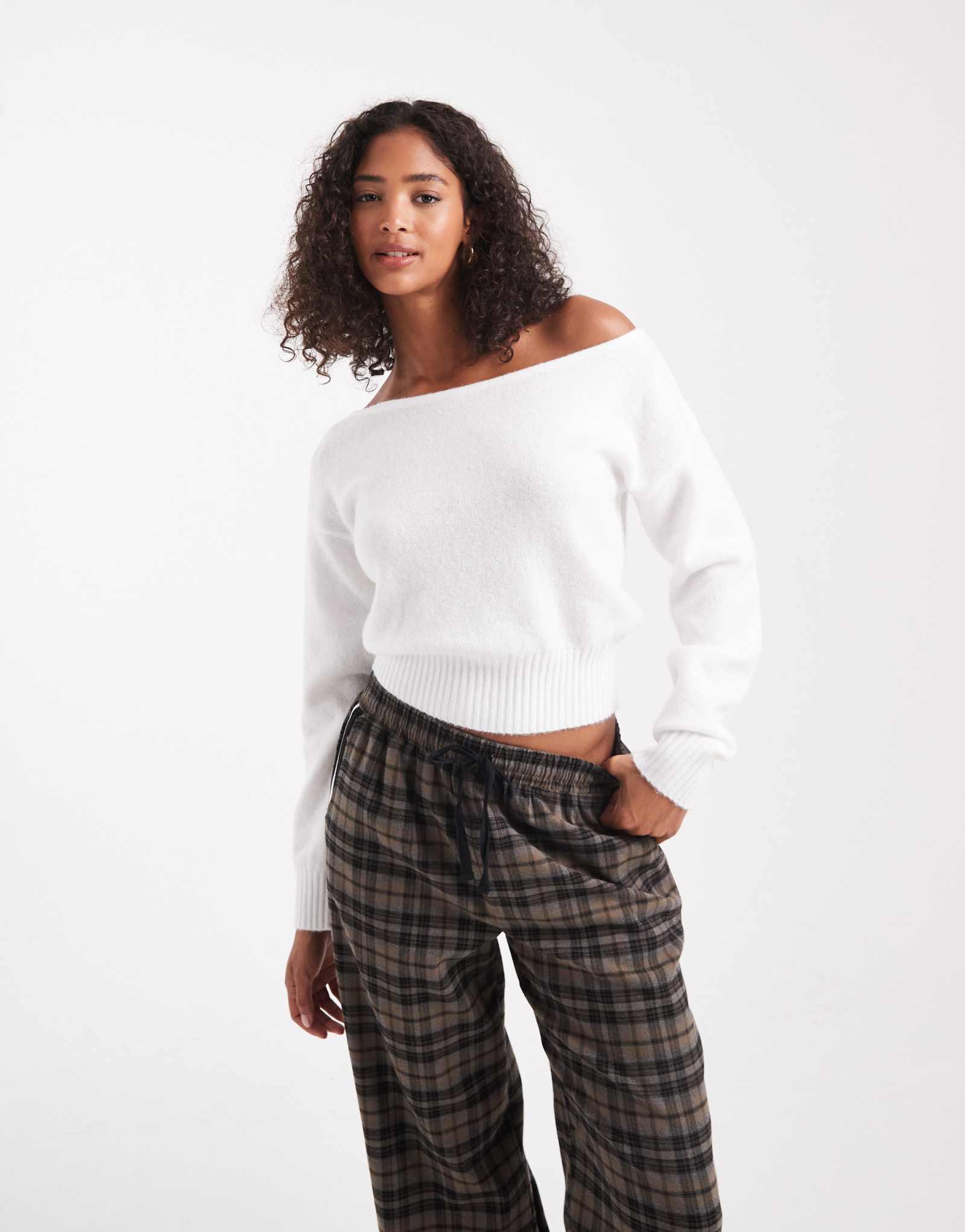 Роскошный вязаный свитер из хлопка с открытыми плечами белого цвета