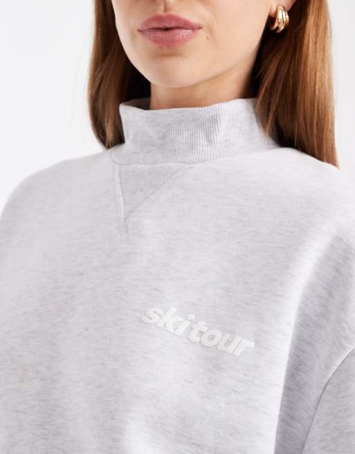Cotton On - Lysegrå plysset sweatshirt med ståkrave og 'Ski Tour'-grafik, 2 af 4