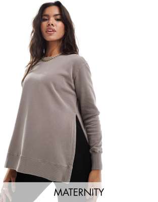 Cotton On Maternity - Klassisches Fleece-Sweatshirt in verwaschenem Braun mit Rundhalsausschnitt und seitlicher Druckkno...