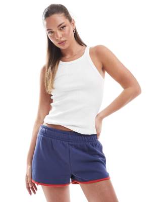 Cotton On - Mikro-Mini-Shorts in Oxford-Blau mit abgerundetem Saum