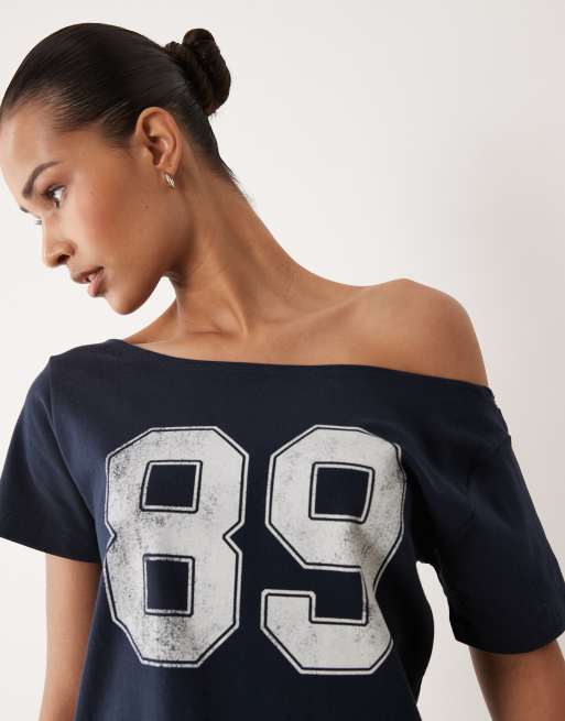 Cotton On - Mørkeblå sporty offshoulder-T-shirt med grafik, 3 af 4