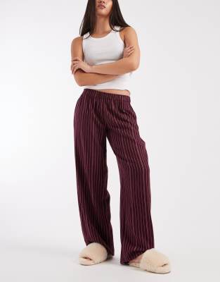 Cotton On - Pantalon confort ample en flanelle à rayures - Prune-Brown