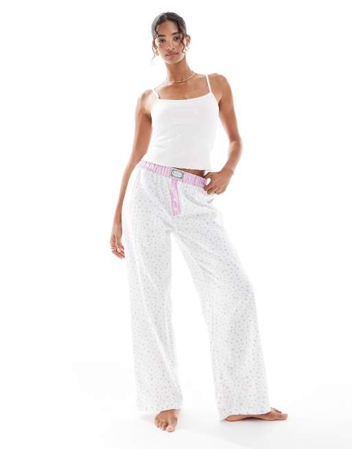 Cotton On - Pantaloni del pigiama a fondo ampio in flanella color latte di cocco a fiorellini