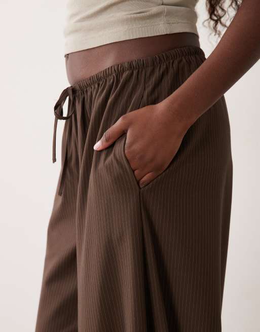 Cotton On pantaloni sartoriali Willow balloon a righe sottili marroni, 4 di 5