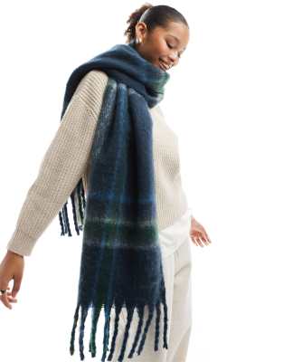 Cotton:On Cotton On Phoebe brushed tassel scarf in navy check-Multi