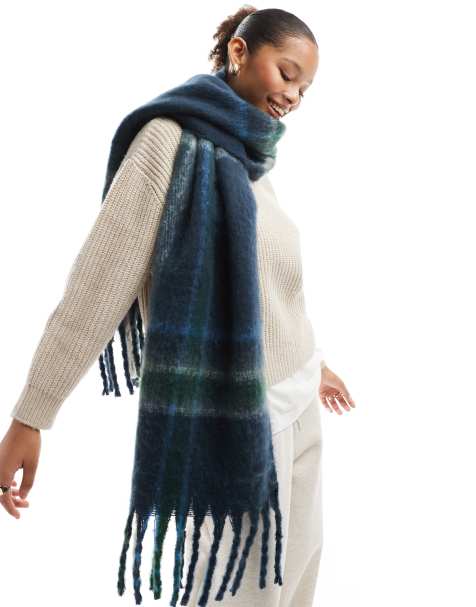 Cotton On - Phoebe - Sciarpa blu navy a quadri spazzolata con nappe - view 1