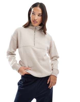 Cotton On - Plush Essential - Sweatshirt in der Farbe Sesam mit kurzem Reißverschluss-Neutral