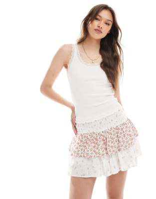 Cotton On - Ria - Gestufter Rüschen-Skort mit purpurrotem Blumenmuster-Bunt