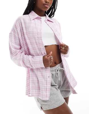 Cotton On - Rosa kariertes Pyjama-Hemd aus Flanell mit Oversize-Schnitt