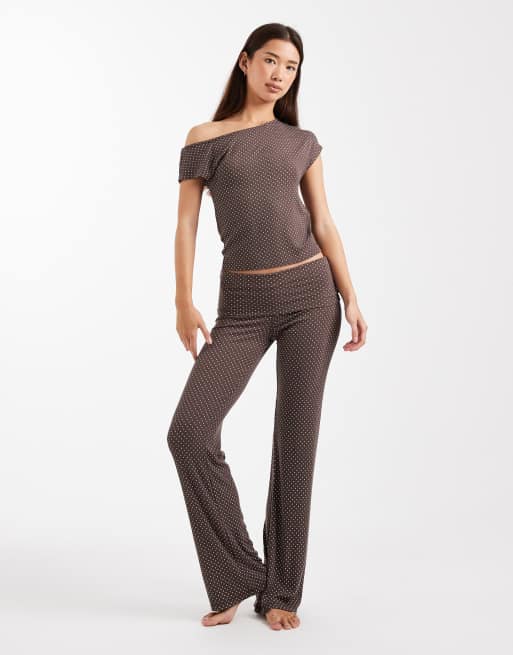Cotton On - Sleep Recovery - Afslappet offshoulder-top i mørk gråbrun med polkaprikker, 2 af 4