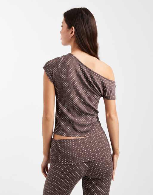 Cotton On - Sleep Recovery - Afslappet offshoulder-top i mørk gråbrun med polkaprikker, 3 af 4