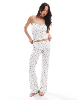 Cotton On - Sleep Recovery - Lounge-Hose mit Umschlagbund und Blümchenmuster in Flieder, Kombiteil-Weiß