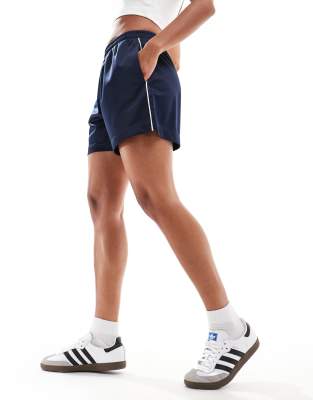 Cotton On - Sport-Shorts in Marineblau-Schwarz