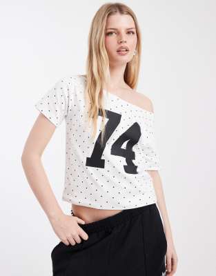 Cotton On - Sportliches, schulterfreies T-Shirt in Vintage-Weiß mit Polka Dots und Print