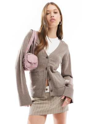 Cotton On - Strickjacke in Nerzbraun mit V-Ausschnitt und Taschen