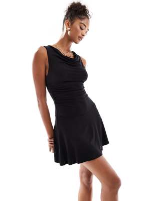 Cotton On - Sunday - Minikleid in Schwarz mit Wasserfallausschnitt