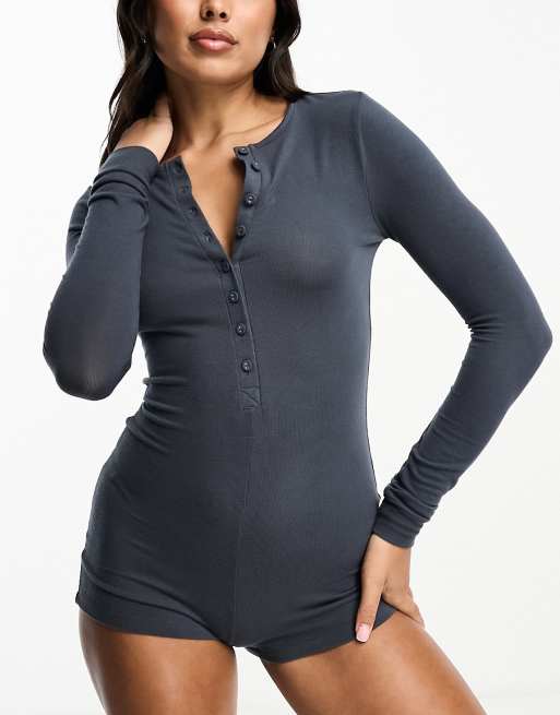 Cotton On – Supermjuk, ribbad pyjamasromper 