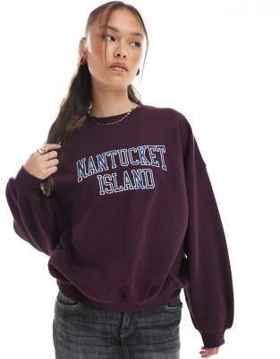 Cotton On - Sweatshirt in Burgunderrot mit lizenzierter „Nantucket"-Grafik