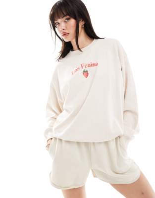 Cotton On - Sweatshirt in Kokosnuss-Weiß mit schimmernder „Fraise"-Grafikstickerei