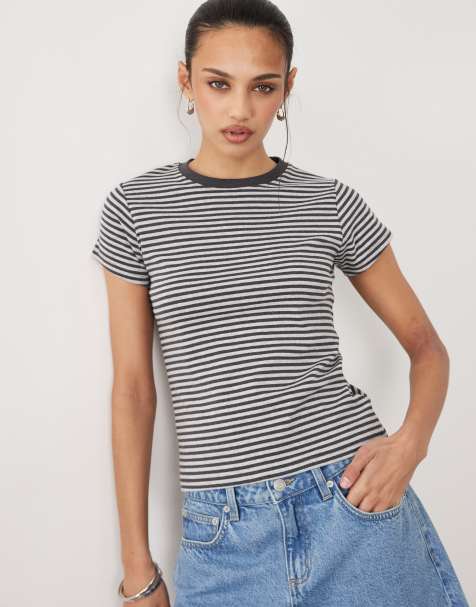 Cotton On – Szary krótki i obcisły T-shirt w paski w stylu lat 90. - view 1