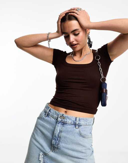 Cotton On - T-shirt aderente marrone con scollo rotondo 