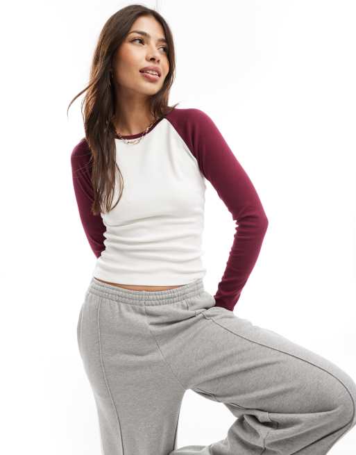 Cotton On - T-shirt con maniche raglan lunghe, colore bianco e ciliegia