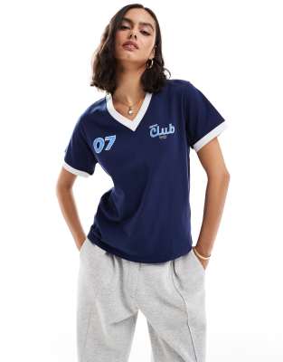 Cotton On - T-Shirt in Marineblau mit V-Ausschnitt und Resort-Club-Grafik