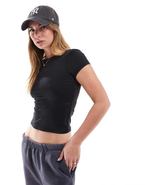 Cotton On – T-Shirt in Schwarz mit U-Boot-Ausschnitt vorne und Rückenausschnitt - view 1