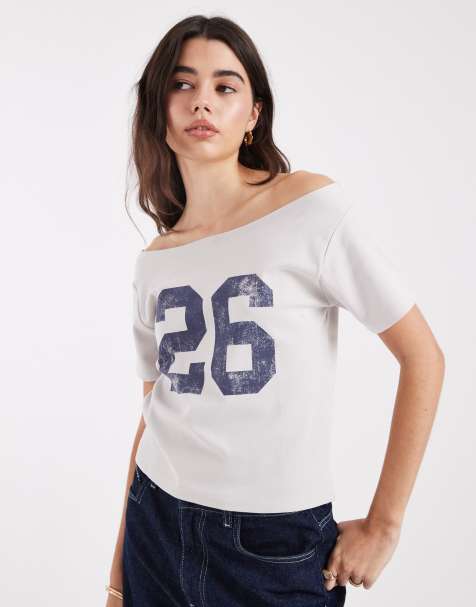 Cotton On - T-shirt met blote schouders en sportieve print in lichtgrijs - view 1