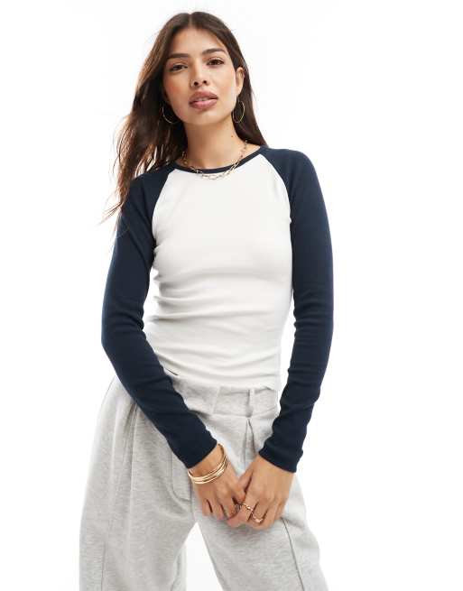Cotton On - T-shirt met lange raglanmouwen in wit en marineblauw