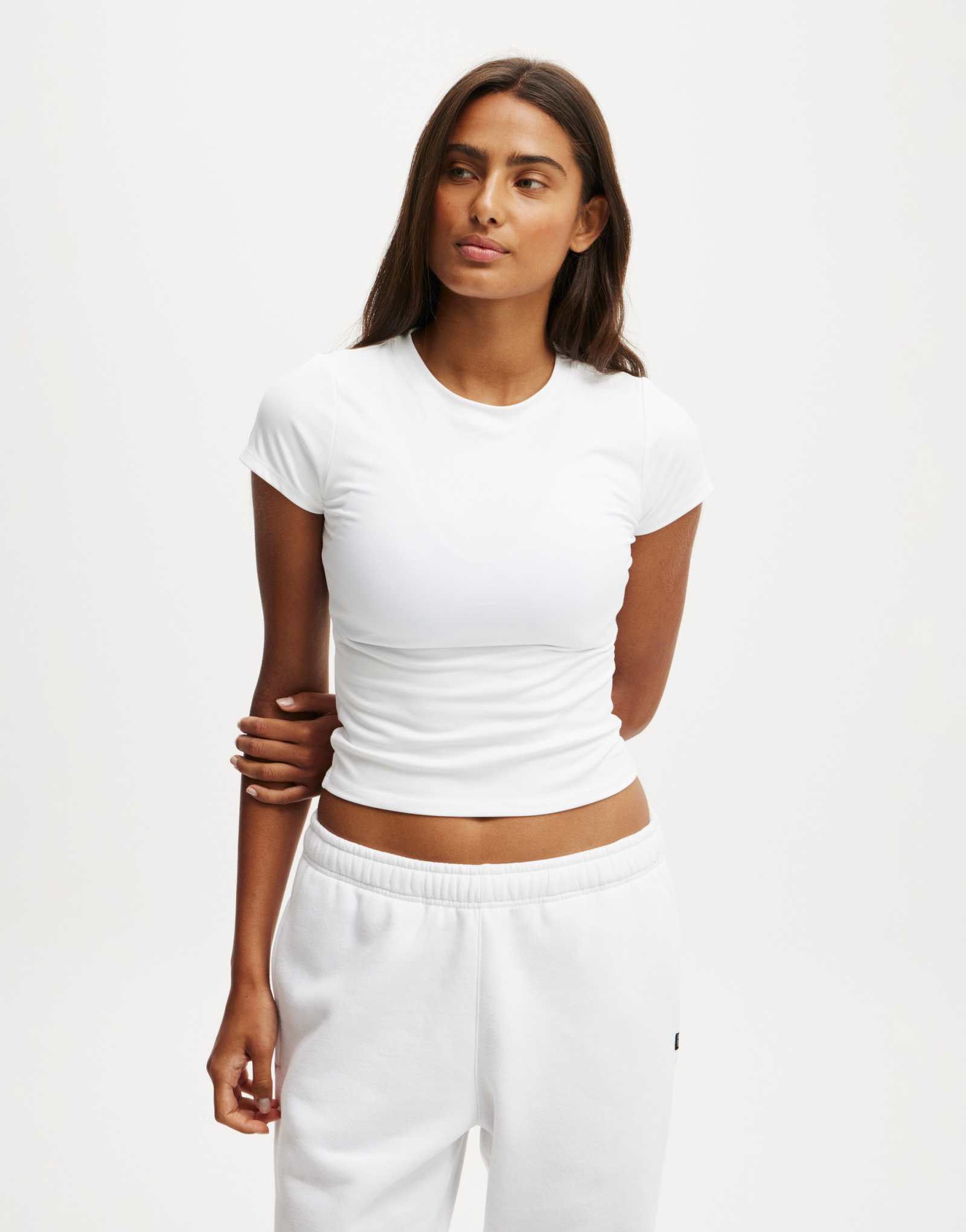 Ультрамягкая приталенная футболка из хлопка белого цвета
