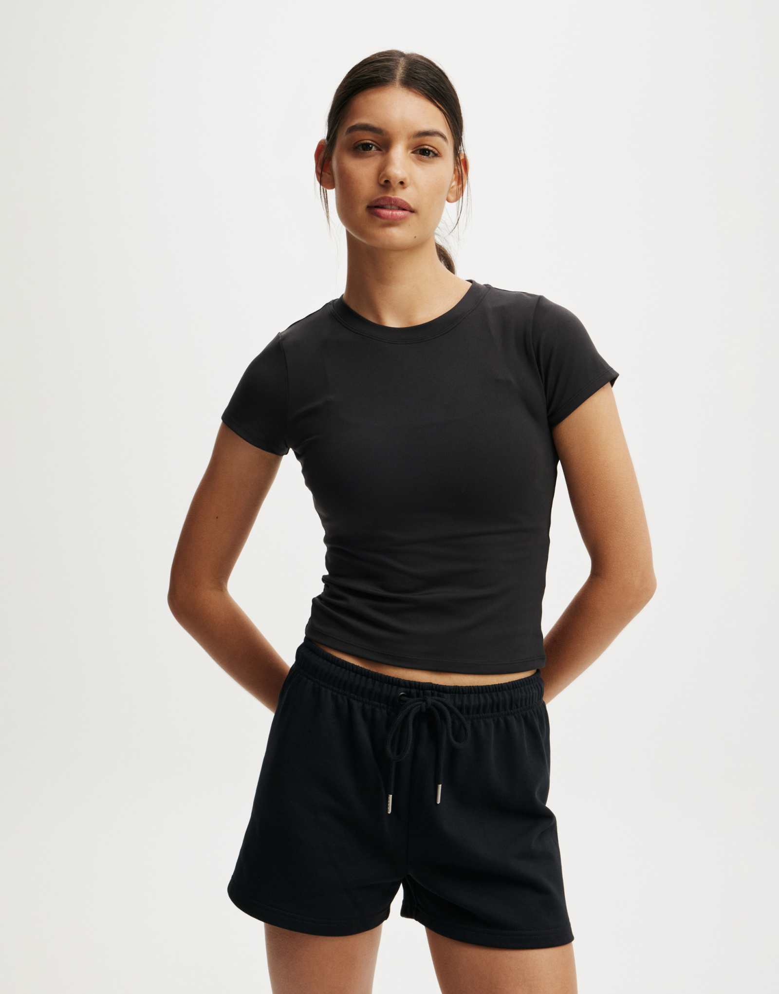 Ультрамягкая приталенная футболка из хлопка черного цвета