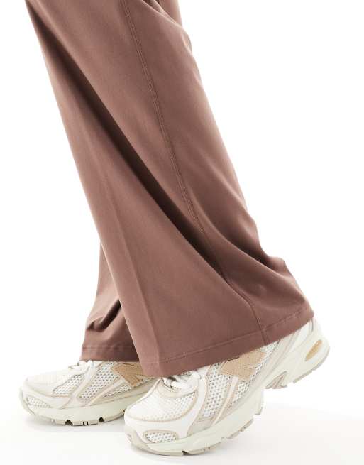 Cotton On – Ultra-weiche Hose in tiefem Taupe mit weitem Bein, 5 von 5