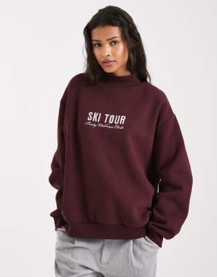 Cotton On - Weiches Sweatshirt in Cherry Ripe mit Stehkragen und „Ski Tour"-Grafik-Rot