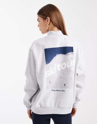 Cotton On - Weiches Sweatshirt in Wolkengrau mit Stehkragen und „Ski Tour"-Grafik