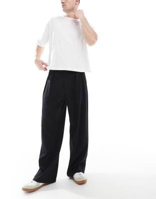 Weit geschnittene Hose in Schwarz mit Bundfalten Schwarz W30