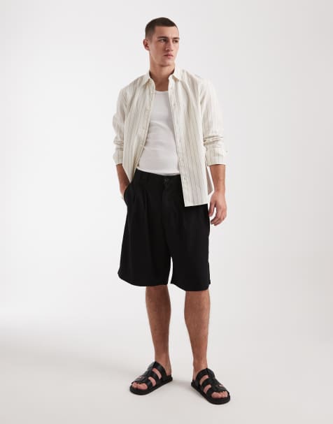 Cotton On – Weite Shorts in Schwarz mit Bundfalten - view 1