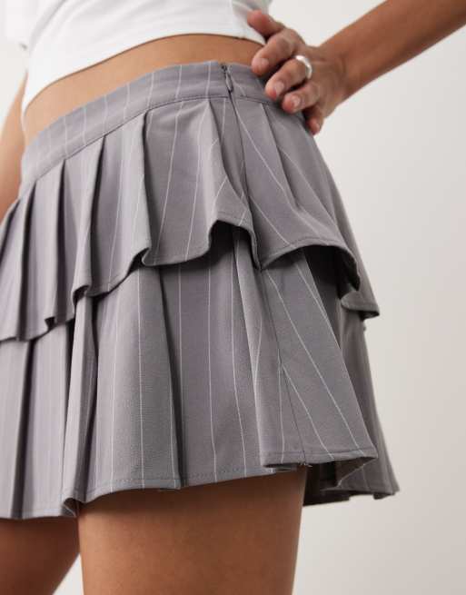 Cotton On – Zweilagiger Mini-Faltenrock in Grau mit Nadelstreifen, 4 von 5