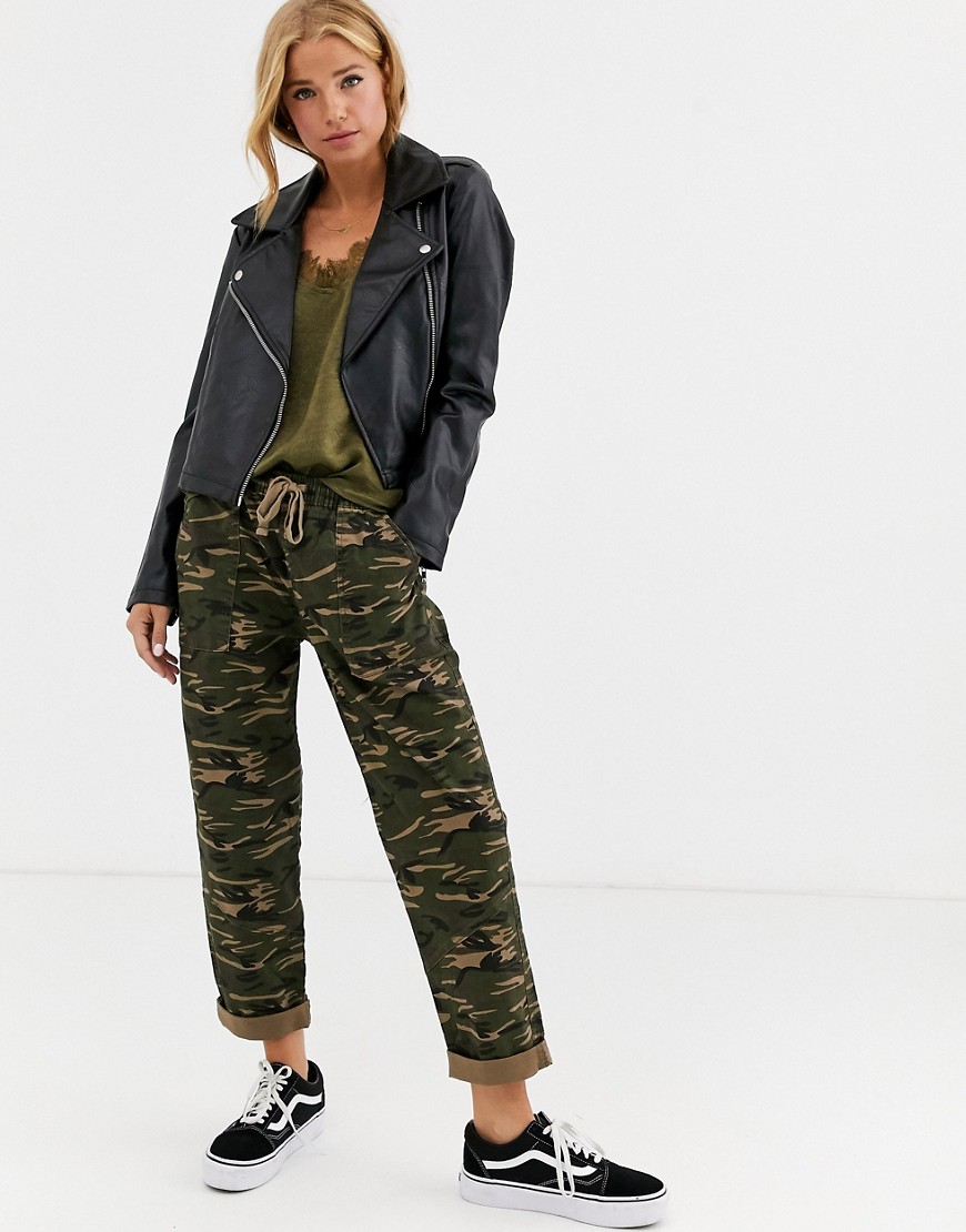 Cotton:On - Chino bukser med rullet kant i camouflageprint-Grøn