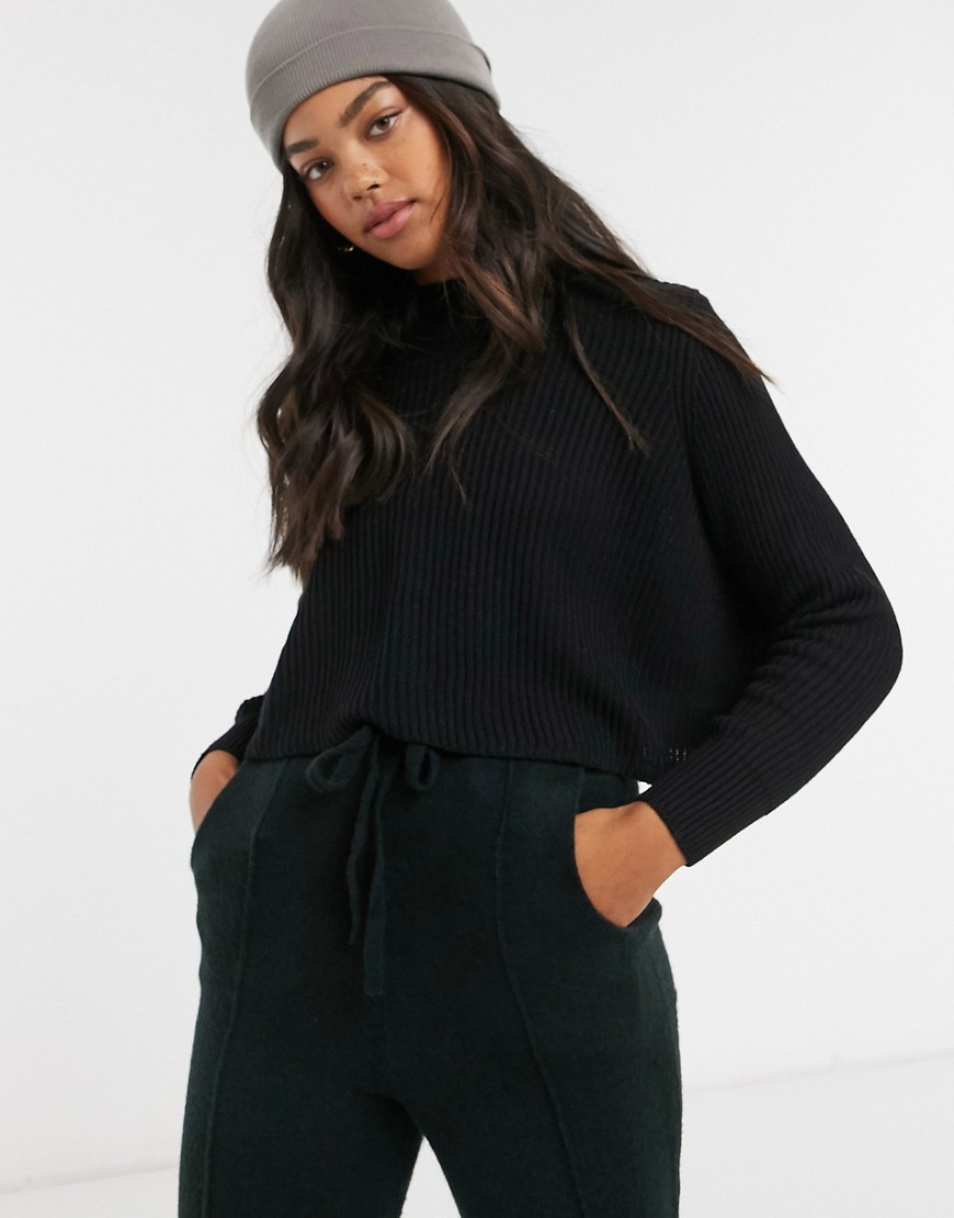 Cotton: On cropped knitted crew neck sweater in black