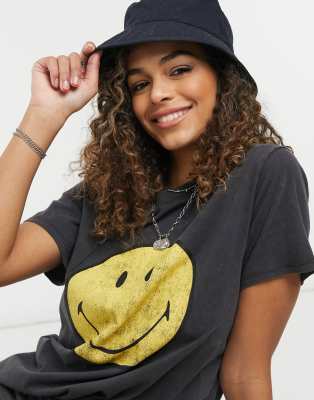oversized smiley face tee in wash black 