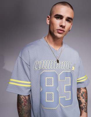 athletic top with contrast stripe detail in dark gray
