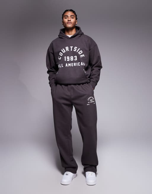 Courtside – Brązowy zestaw oversize z uczelnianym nadrukiem: zakładana przez głowę bluza z kapturem i joggersy, 2 z 3