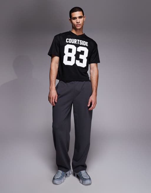 Courtside - Camiseta negra de corte cuadrado extragrande con cuello de pico de estilo fútbol, 2 de 5